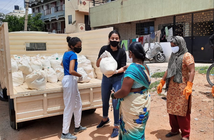 Ration Square volunteers Anvi Mittal and Priyal Jain distributing ration kits at KR Puram